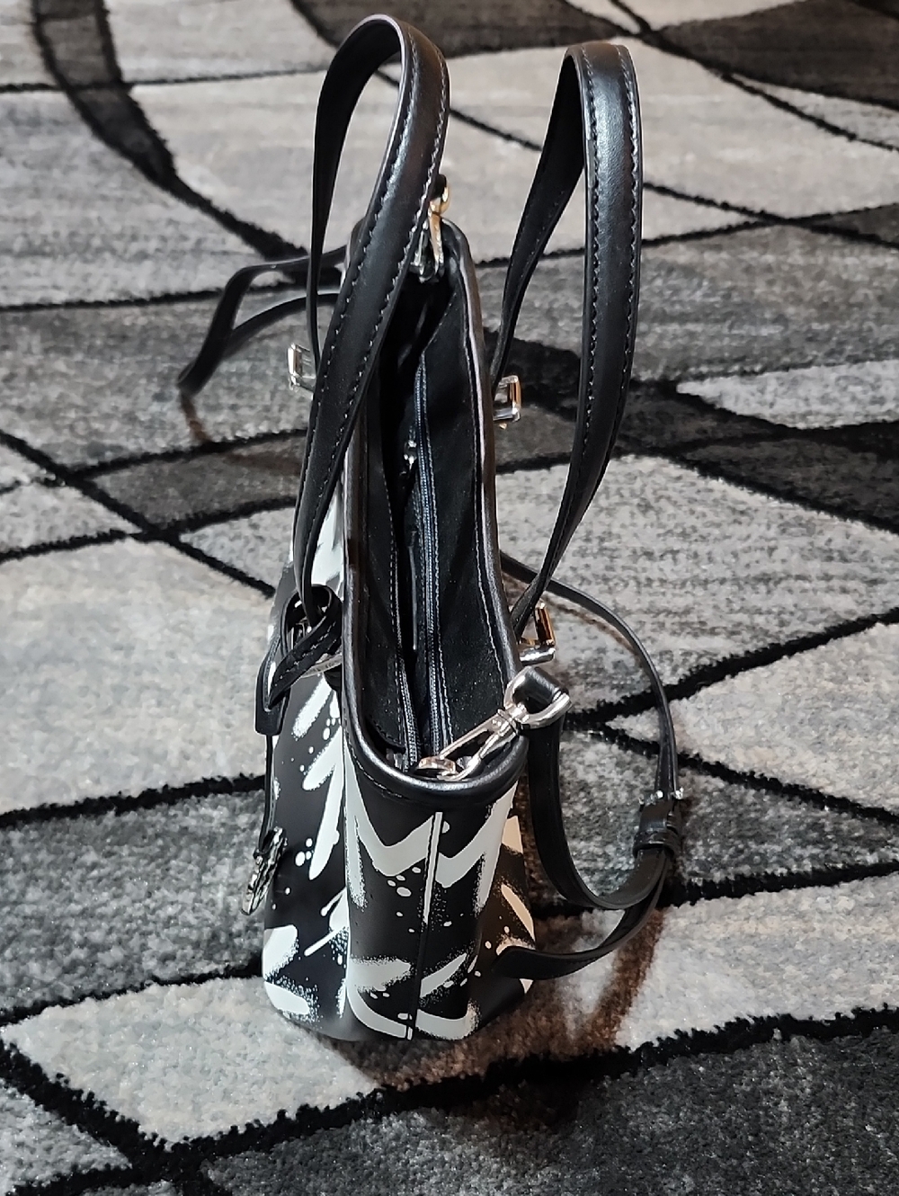 MICHAEL KORS NEW YORK CITY BLK & WHITE GRAFFITI LOGO PRINT XS MINI CROSSBODY BAG - Picture 7 of 16